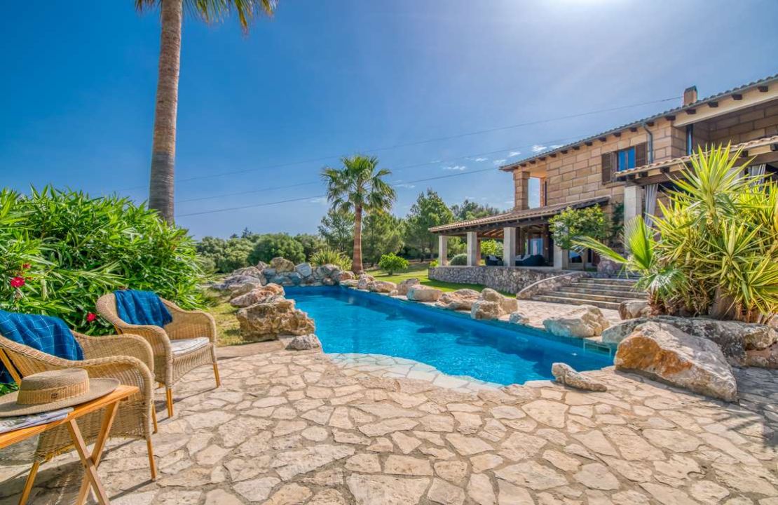Finca with rental license in Alcudia, Mallorca with stunning views, tennis court and pool for sale