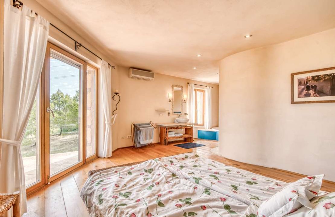 Finca with rental license in Alcudia, Mallorca with stunning views, tennis court and pool for sale