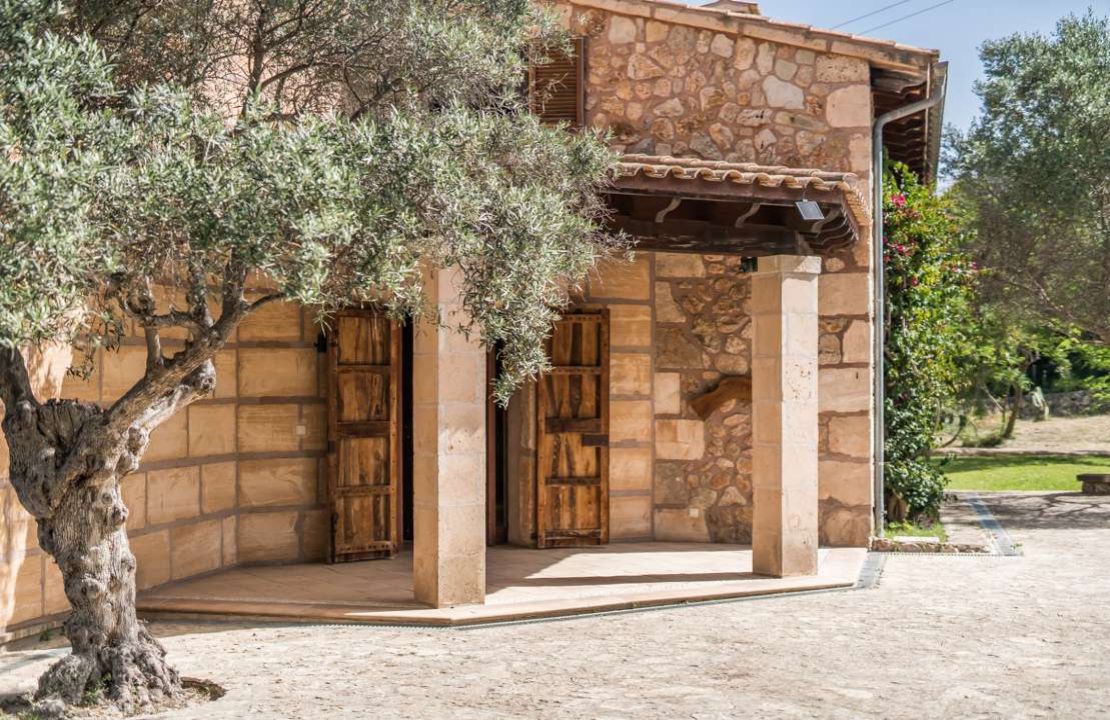 Finca with rental license in Alcudia, Mallorca with stunning views, tennis court and pool for sale