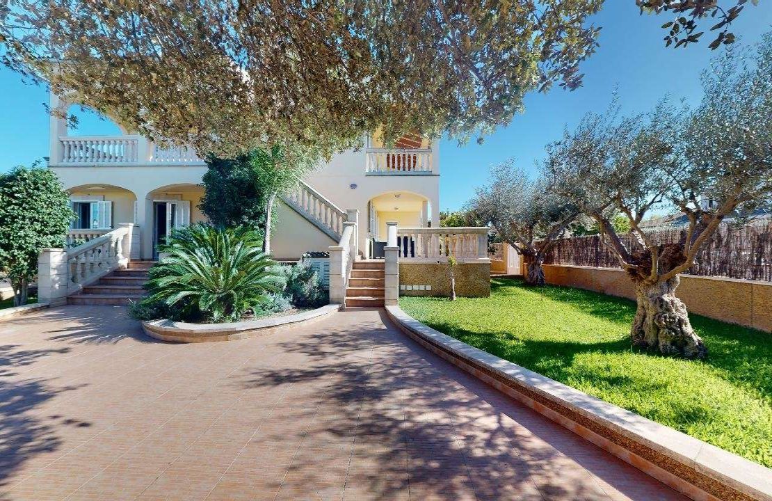 Villa in Playa de Muro with holiday rental license