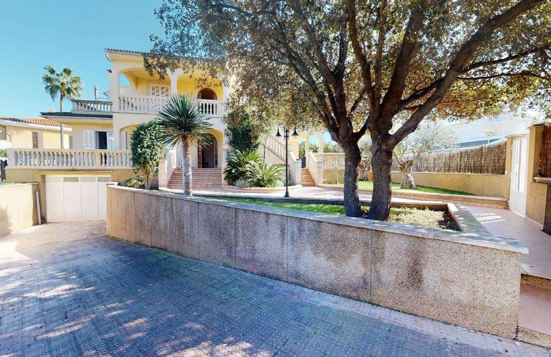 Villa in Playa de Muro with holiday rental license
