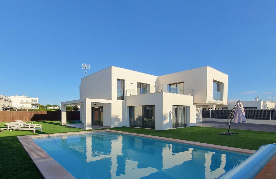 Modern Villa for Sale in Can Picafort, Mallorca with Pool and Parking