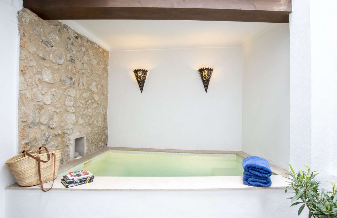 Renovated townhouse in Mallorca Pollensa with terraces, plunge pool and views
