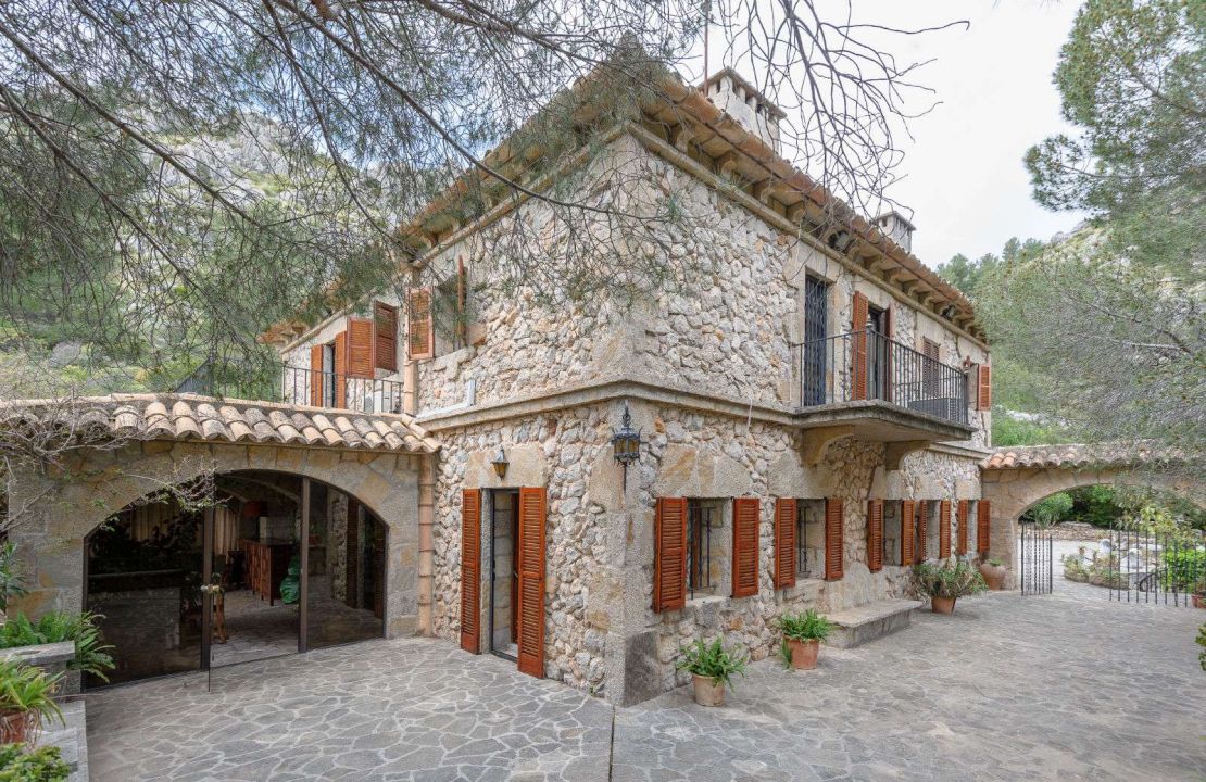 Spectacular finca for sale in Pollensa with stone house