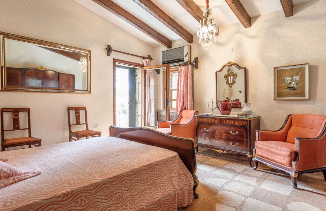 Spectacular finca for sale in Pollensa with stone house