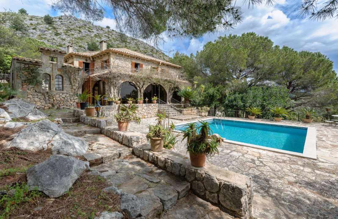 Spectacular finca for sale in Pollensa with stone house
