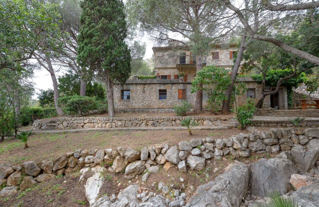 Spectacular finca for sale in Pollensa with stone house