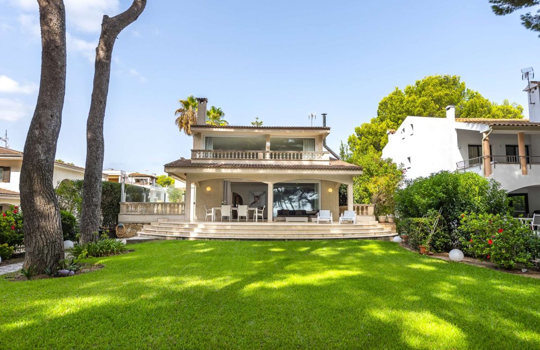 First line Villa for sale with holiday rental license in Playa de Alcudia