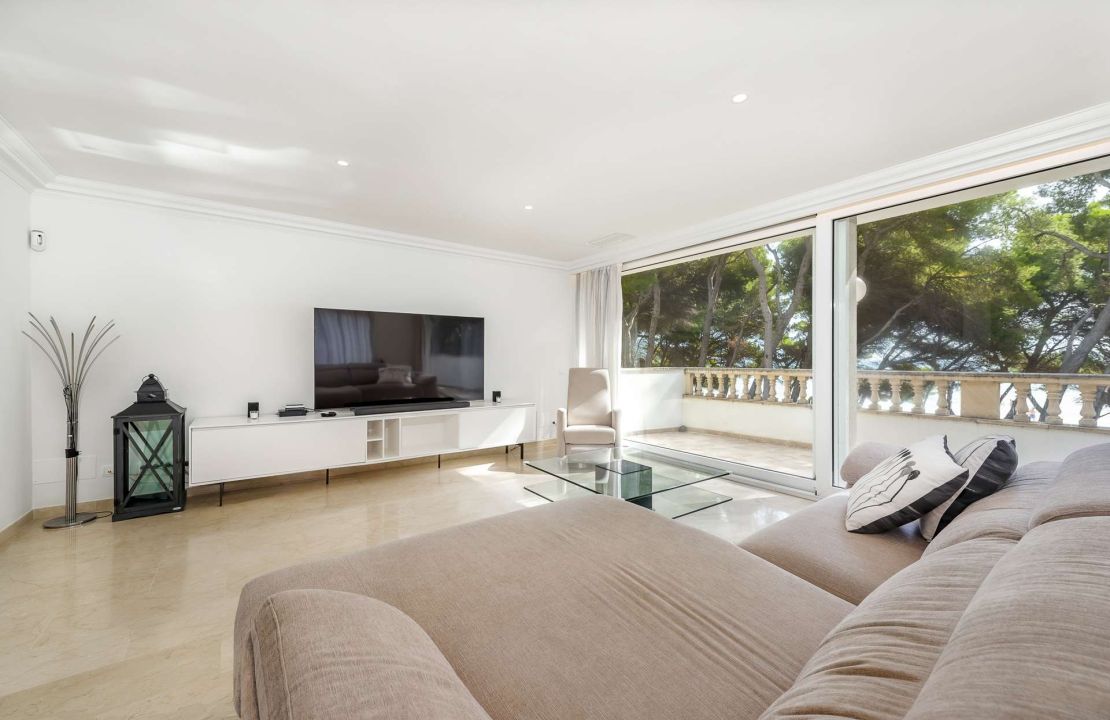 First line Villa for sale with holiday rental license in Playa de Alcudia