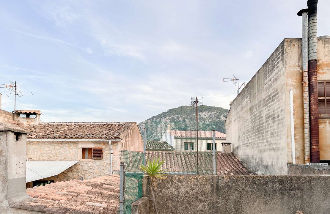 3 bedroom townhouse in Pollensa, Mallorca with patio and two terraces for sale