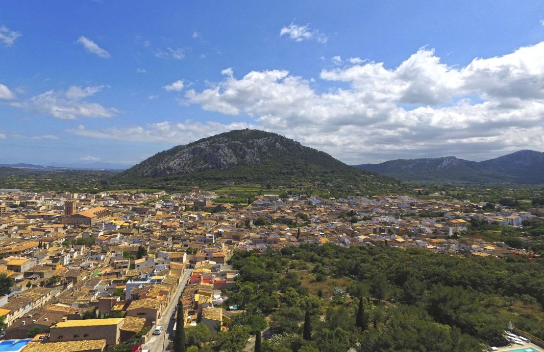 3 bedroom townhouse in Pollensa, Mallorca with patio and two terraces for sale