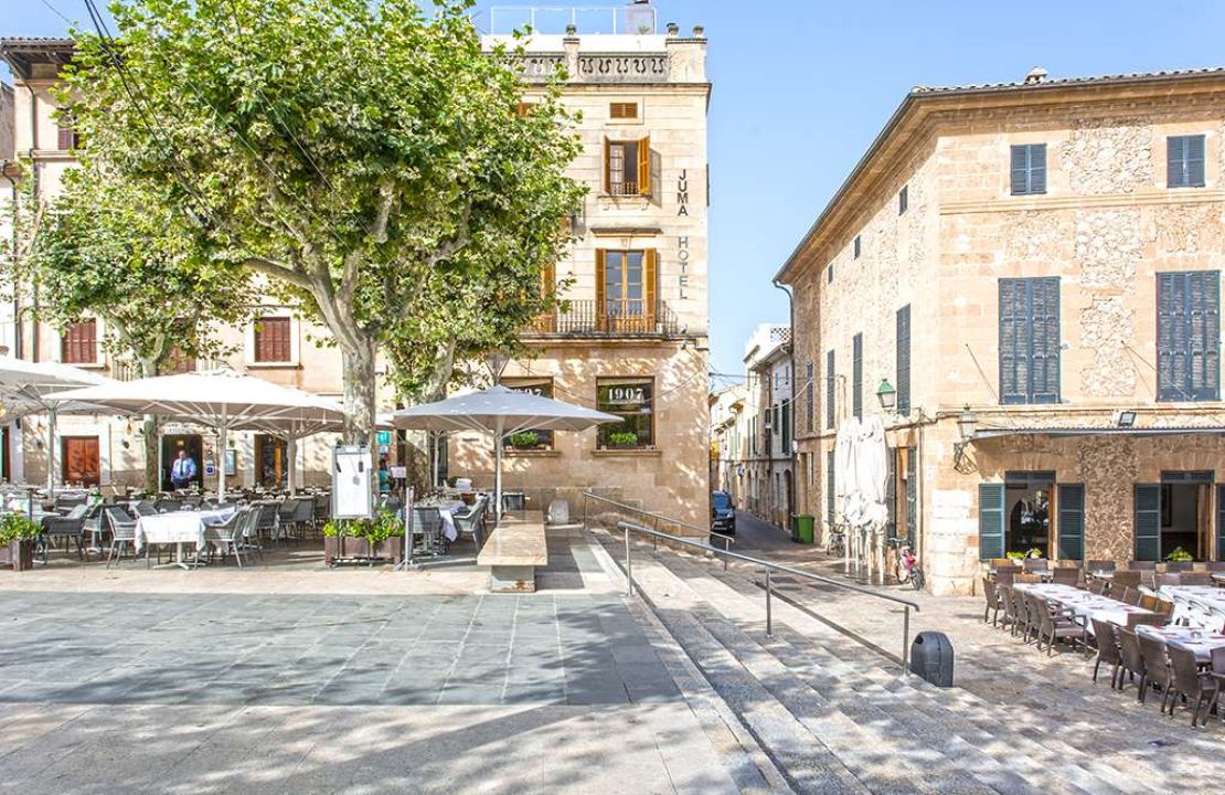 3 bedroom townhouse in Pollensa, Mallorca with patio and two terraces for sale
