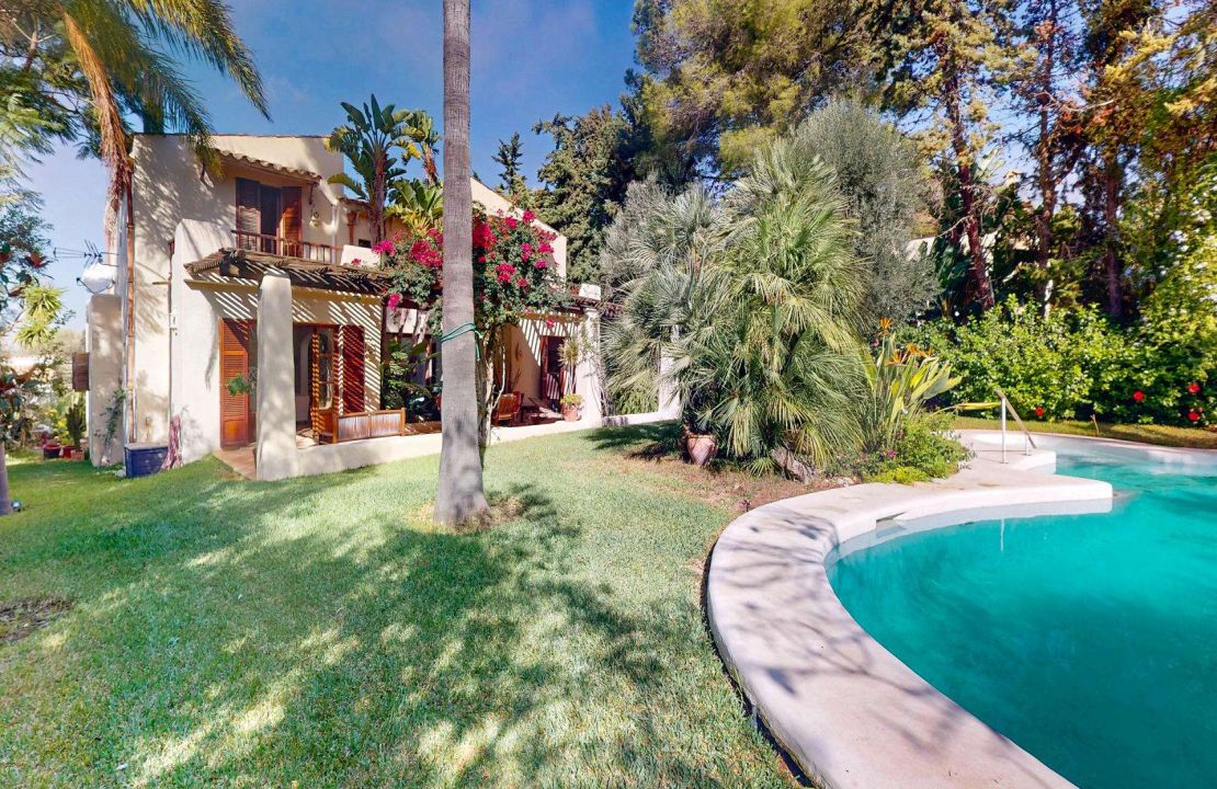 Exclusive Villa in Bonaire Alcudia with Pool, Sea View and BUILDING PLOT