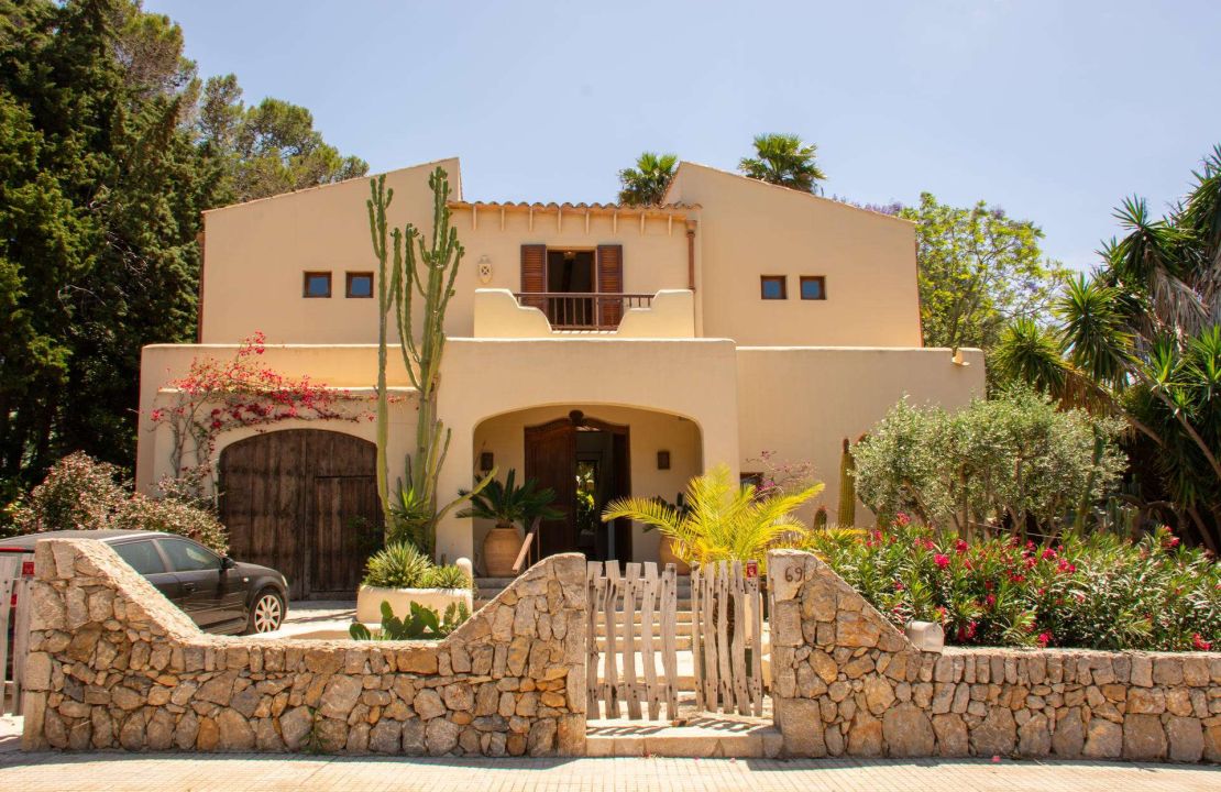Exclusive Villa in Bonaire Alcudia with Pool, Sea View and BUILDING PLOT