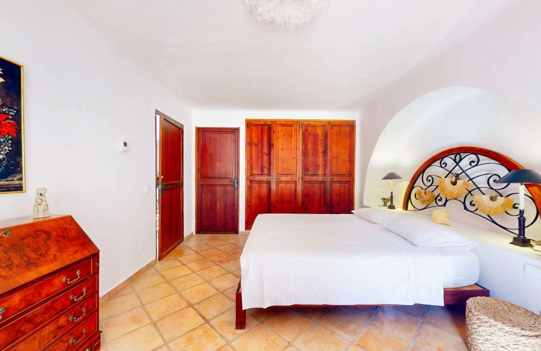 Exclusive Villa in Bonaire Alcudia with Pool, Sea View and BUILDING PLOT