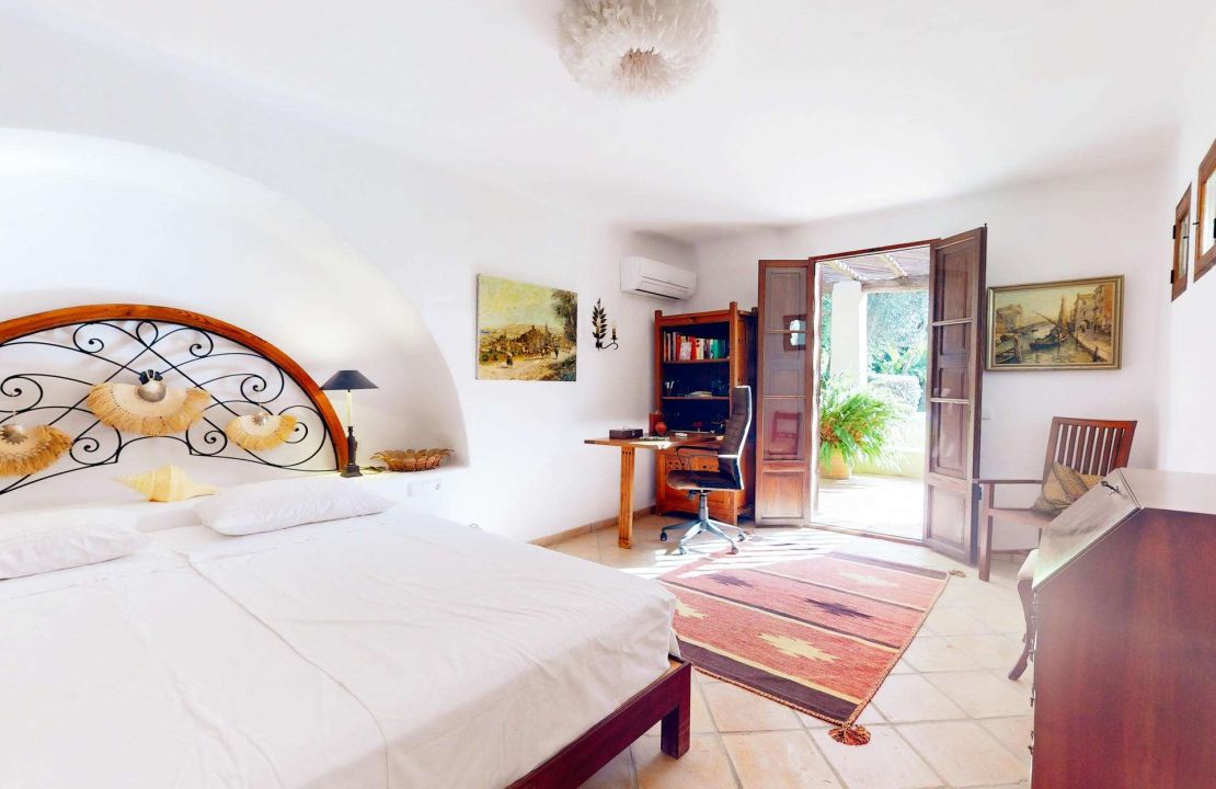 Exclusive Villa in Bonaire Alcudia with Pool, Sea View and BUILDING PLOT