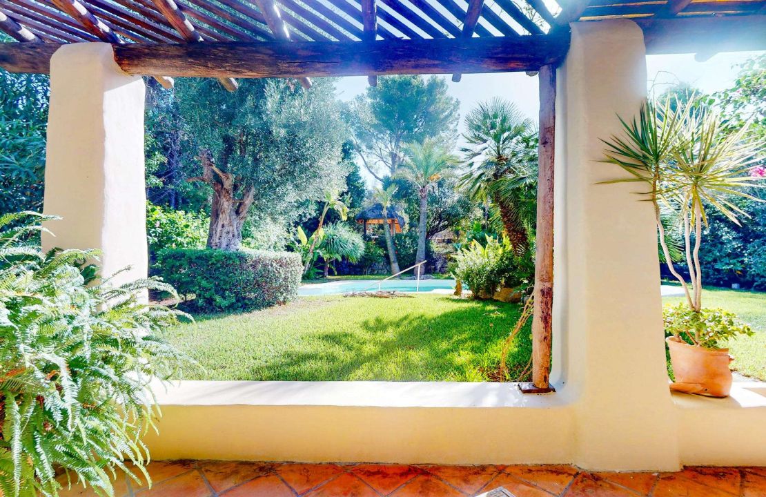 Exclusive Villa in Bonaire Alcudia with Pool, Sea View and BUILDING PLOT
