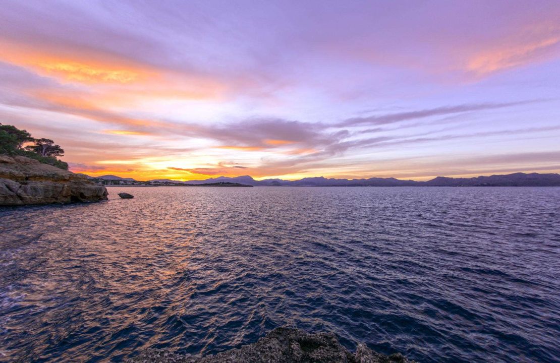 Exclusive Villa in Bonaire Alcudia with Pool, Sea View and BUILDING PLOT