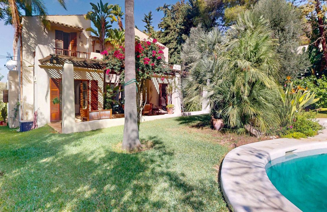 Exclusive Villa in Bonaire Alcudia with Pool, Sea View and BUILDING PLOT
