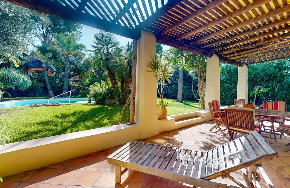 Exclusive Villa in Bonaire Alcudia with Pool, Sea View and BUILDING PLOT