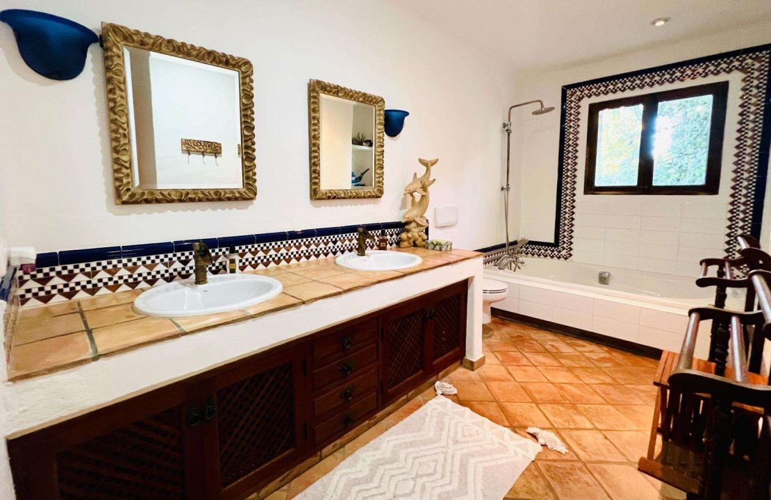 Exclusive Villa in Bonaire Alcudia with Pool, Sea View and BUILDING PLOT