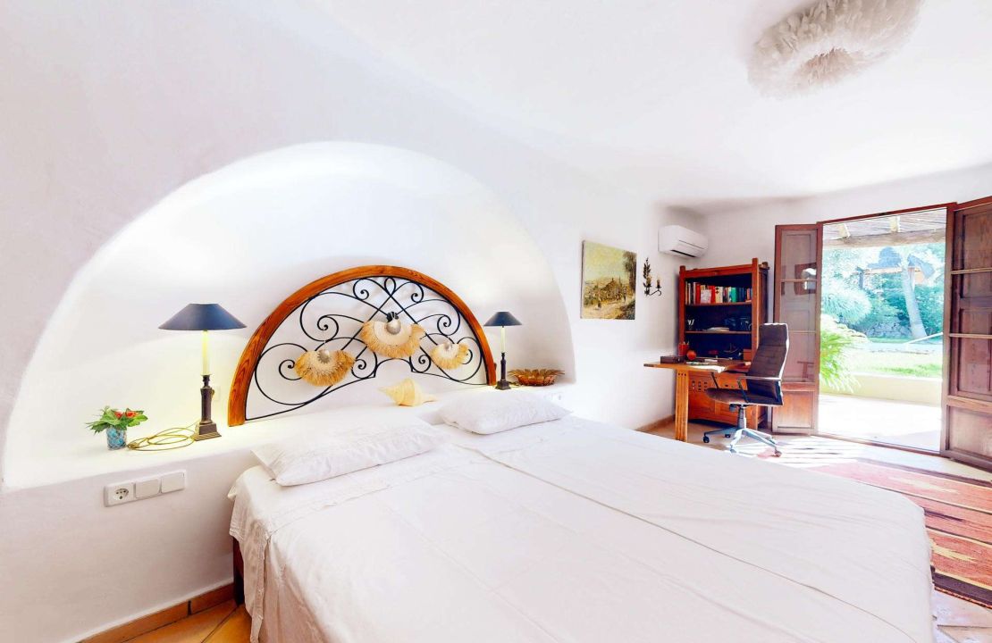 Exclusive Villa in Bonaire Alcudia with Pool, Sea View and BUILDING PLOT