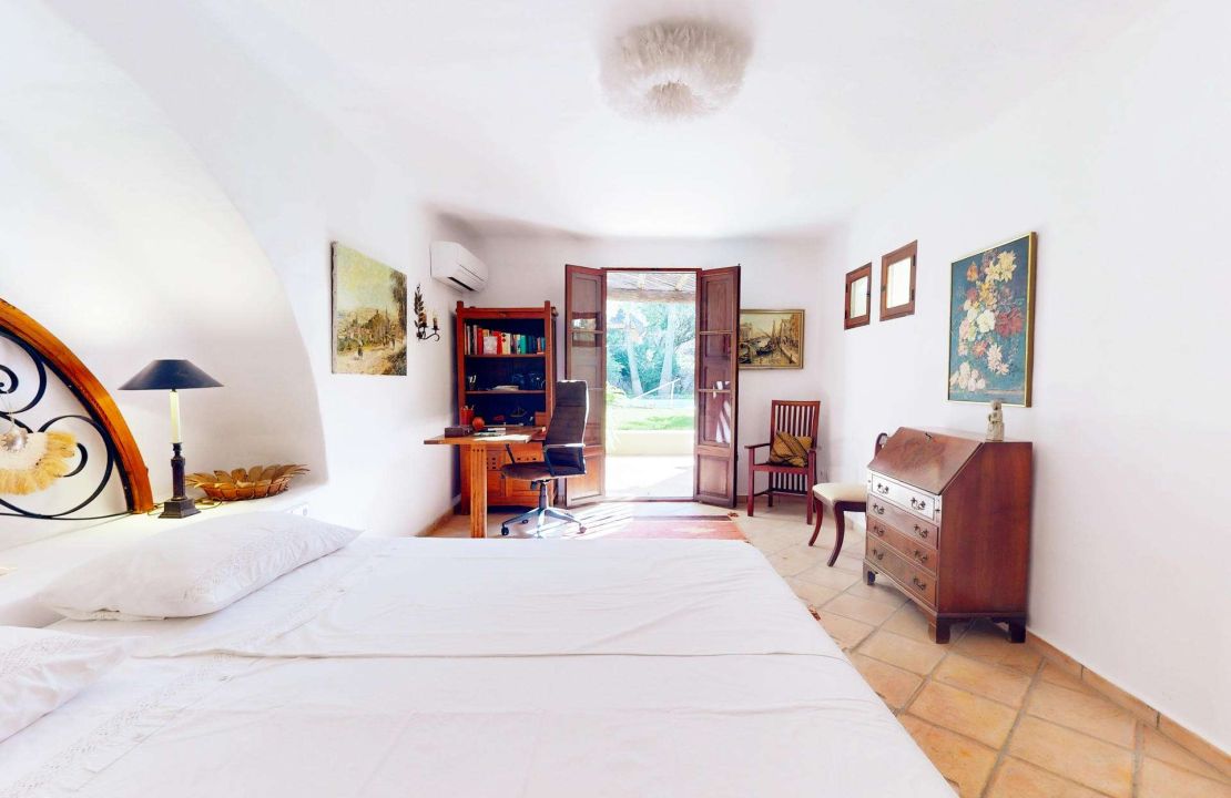 Exclusive Villa in Bonaire Alcudia with Pool, Sea View and BUILDING PLOT