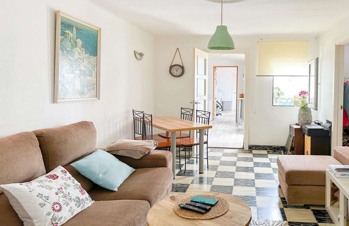 Two-storey house with the chance to have a business on the ground floor and live on the first floor