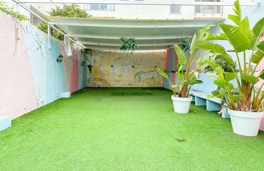 Two-storey house with the chance to have a business on the ground floor and live on the first floor