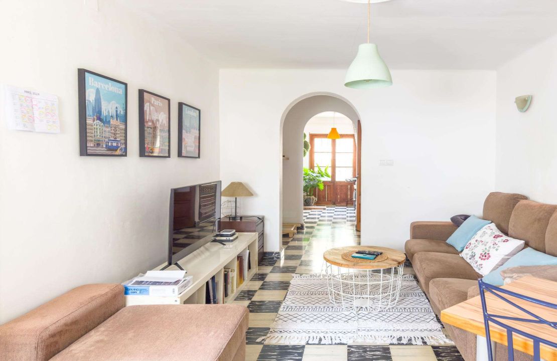 Two-storey house with the chance to have a business on the ground floor and live on the first floor