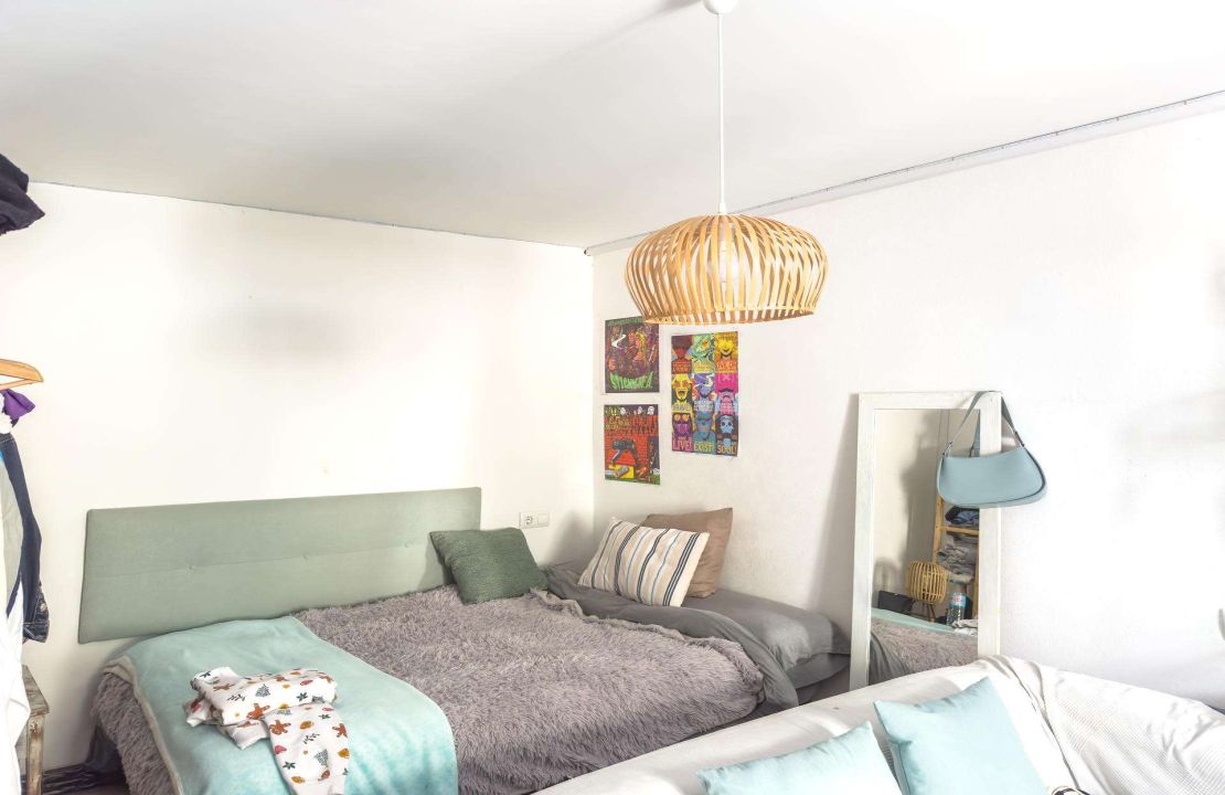 Two-storey house with the chance to have a business on the ground floor and live on the first floor