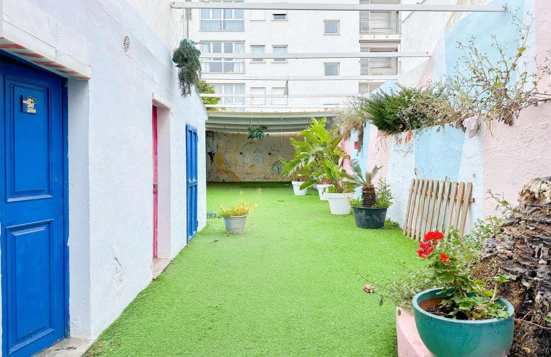 Two-storey house with the chance to have a business on the ground floor and live on the first floor