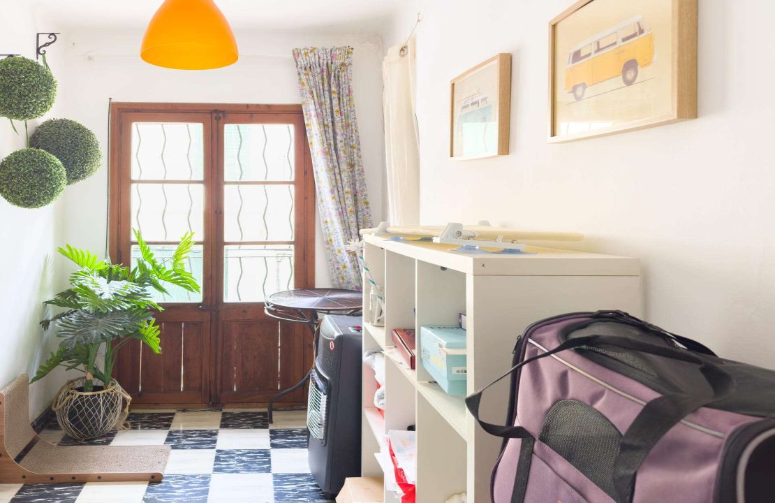 Two-storey house with the chance to have a business on the ground floor and live on the first floor