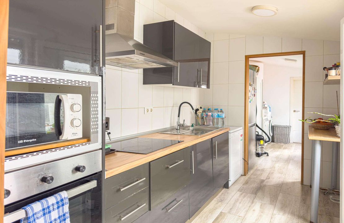 Two-storey house with the chance to have a business on the ground floor and live on the first floor