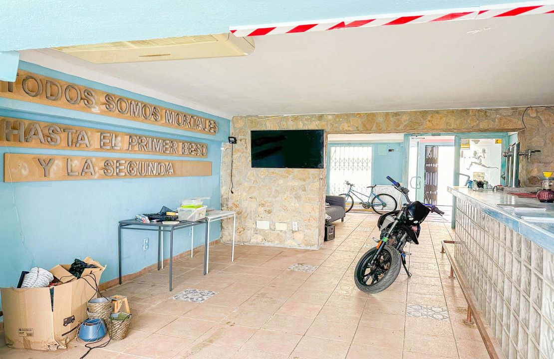 Two-storey house with the chance to have a business on the ground floor and live on the first floor