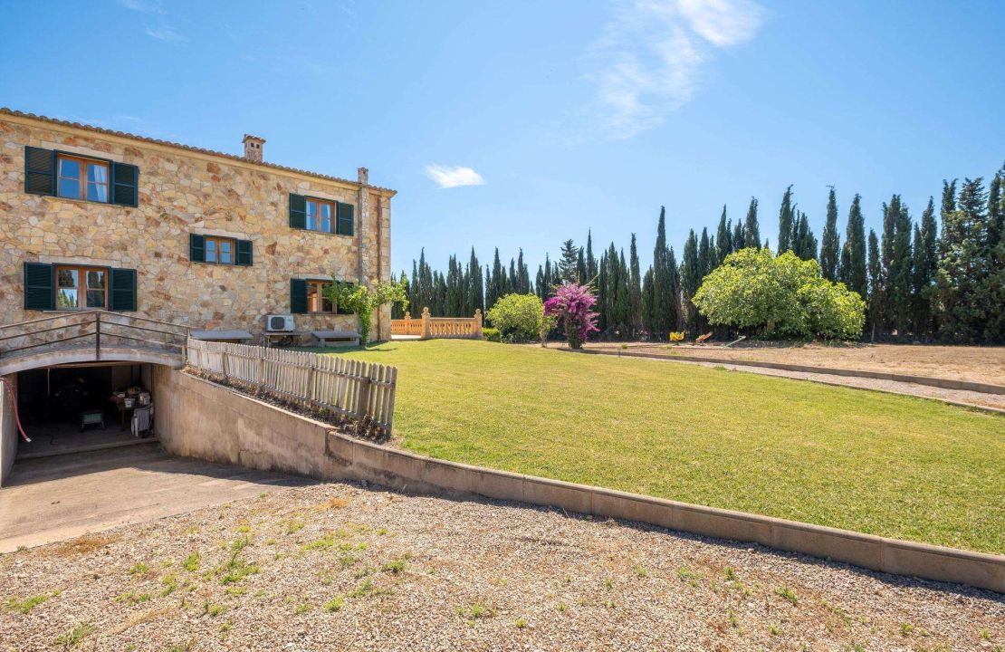 Impressive country home near Alcudia, Mallorca, with holiday rental license, pool and views for sale