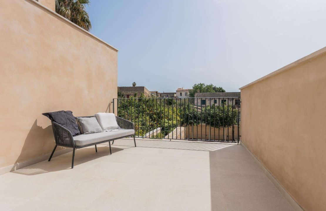 A fully renovated townhouse in Campanet with pool and large patio
