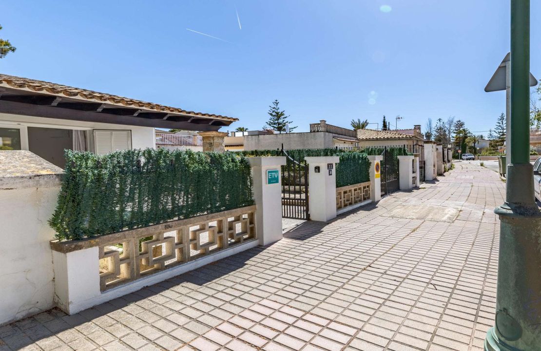 Villa for Sale in Puerto de Alcudia Mallorca with Holiday Rental License