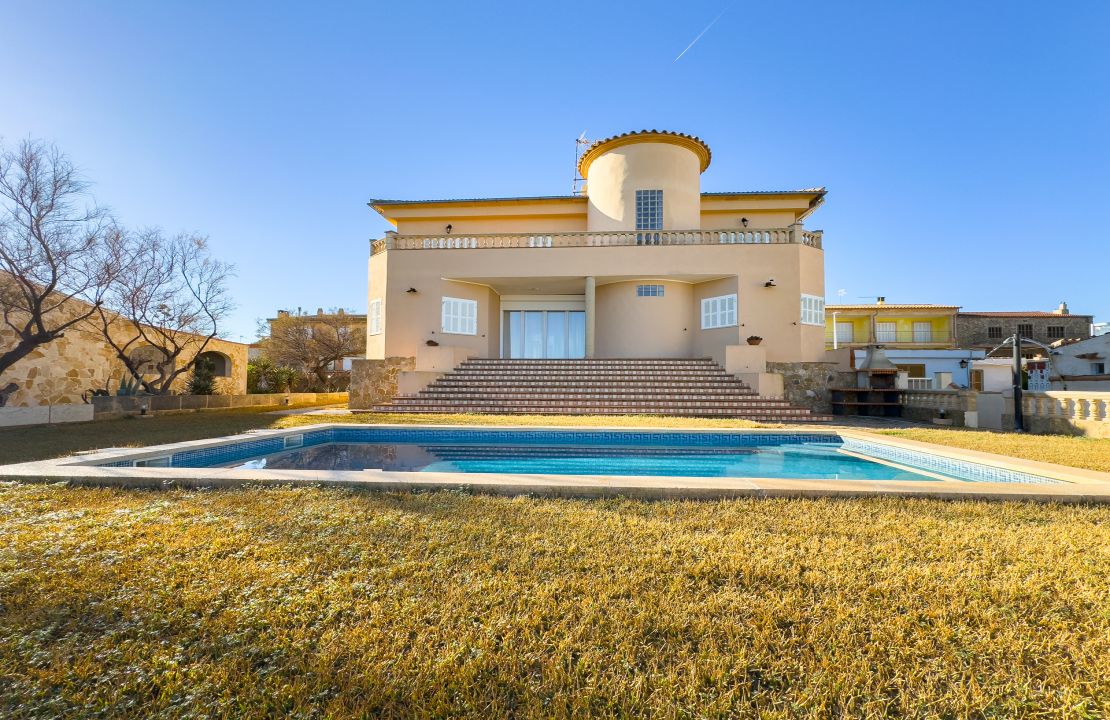 Villa in Son Serra de Marina for long term rental in front of the sea with pool and four bedrooms