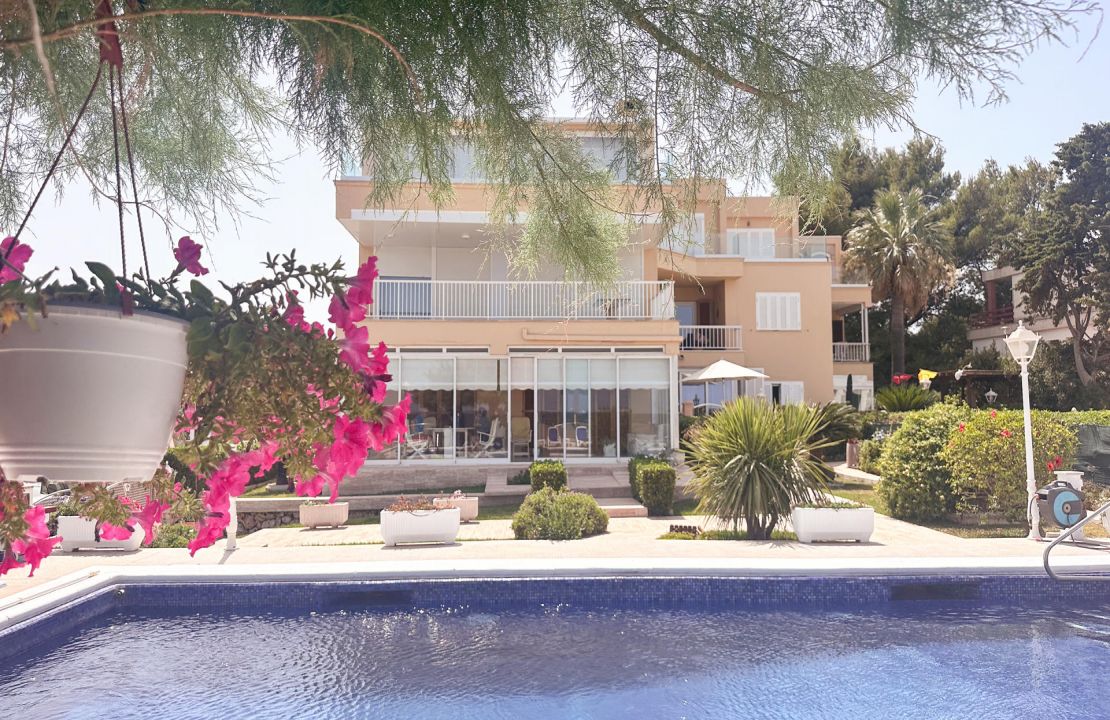 Seafront Apartment for sale in Llenaire Port Pollensa with pool, garage and storage room