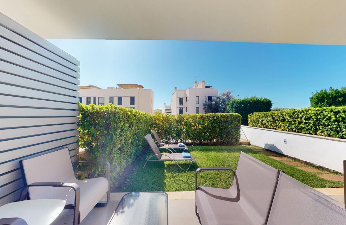 Fabulous ground floor apartment in Puerto Pollensa Mallorca with pool and private garden