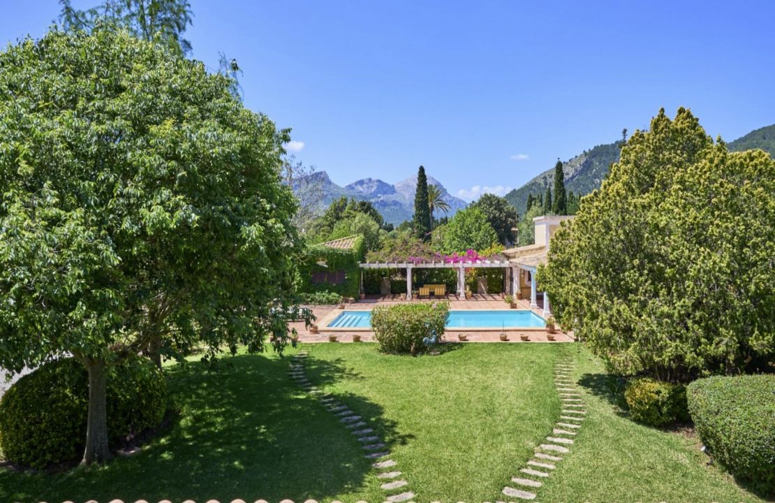 Charming rustic property for sale in Pollensa, Mallorca with pool, 2 houses, and vast land