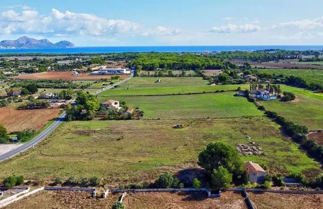 Plot with approved building project near the beach for sale in Muro