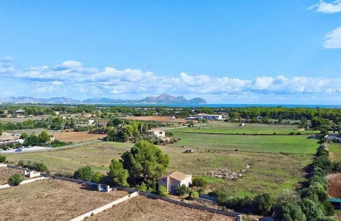 Plot with approved building project near the beach for sale in Muro