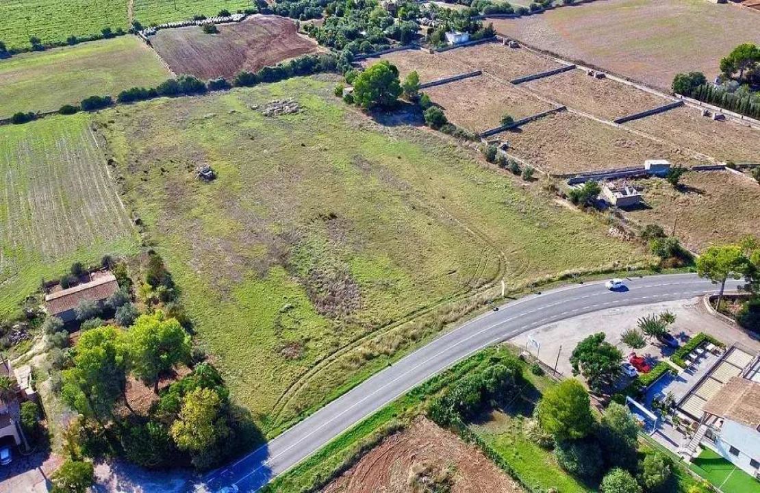 Plot with approved building project near the beach for sale in Muro