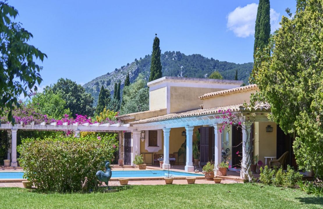 Charming rustic property for sale in Pollensa, Mallorca with pool, 2 houses, and vast land