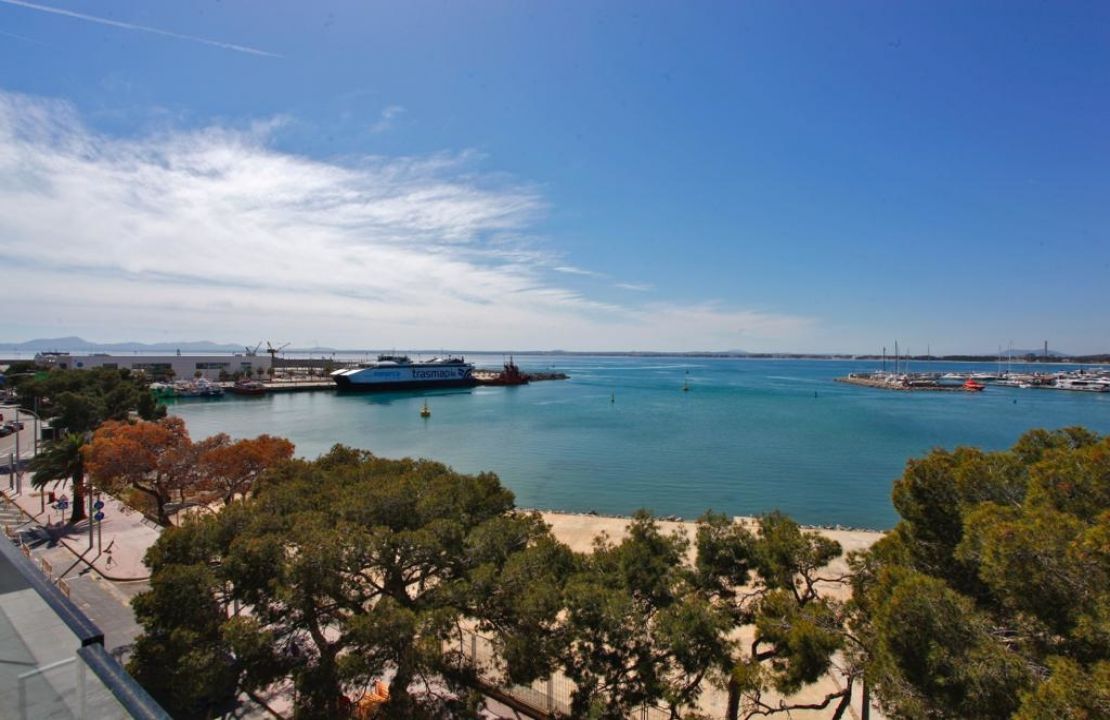 Ático de lujo en primera línea en Alcudia con solarium e impresionantes vistas al mar en venta