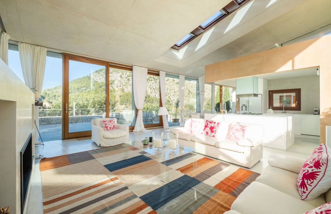 Impressive luxury estate for rent located in the outskirts of Pollensa.