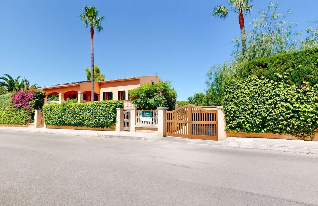 Exclusive 7 bedroom Villa in Bonaire, Alcudia with pool and garages in top location