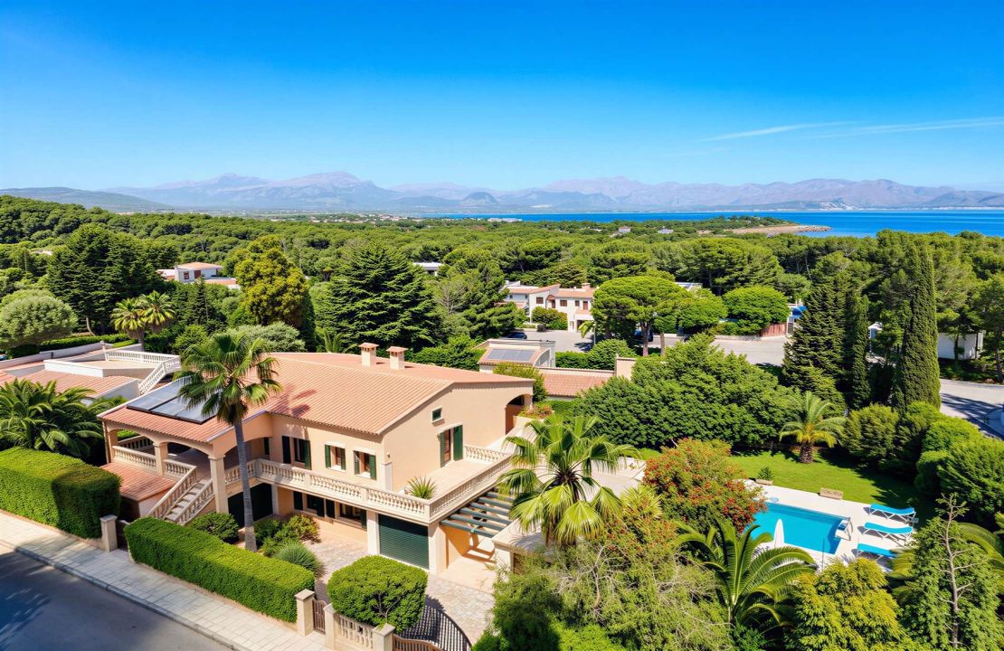 Exclusive 7 bedroom Villa in Bonaire, Alcudia with pool and garages in top location